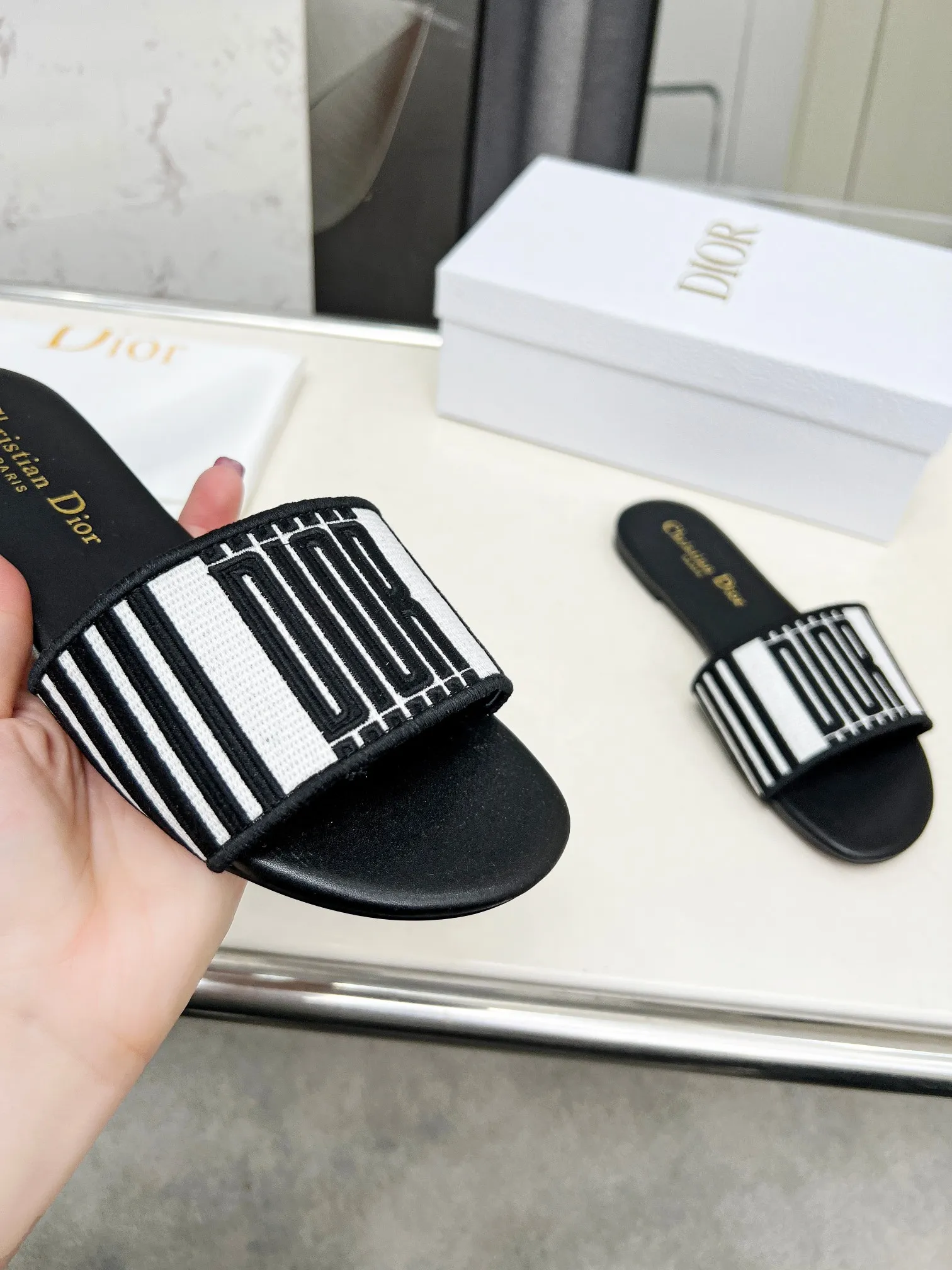 👟👟Ex-factory price 280👟👟 Genuine leather sole +30 CD•Dior women's presbyopic embroidered leather sole slippers Christian Dior has always been synonymous with magnificence and elegance, and has always been at the top of the fashion palace👍 What is particularly worth mentioning is: the embroidered ✨ pattern on the sole reproduces one of the cherished symbols of Christian Dior✅ More than a hundred colors to choose from ◽️️Upper: Selected top-quality embroidered cotton ◽️Inner lining: imported sheepskin ◽Number 35-40 (customized at 41.42.43)